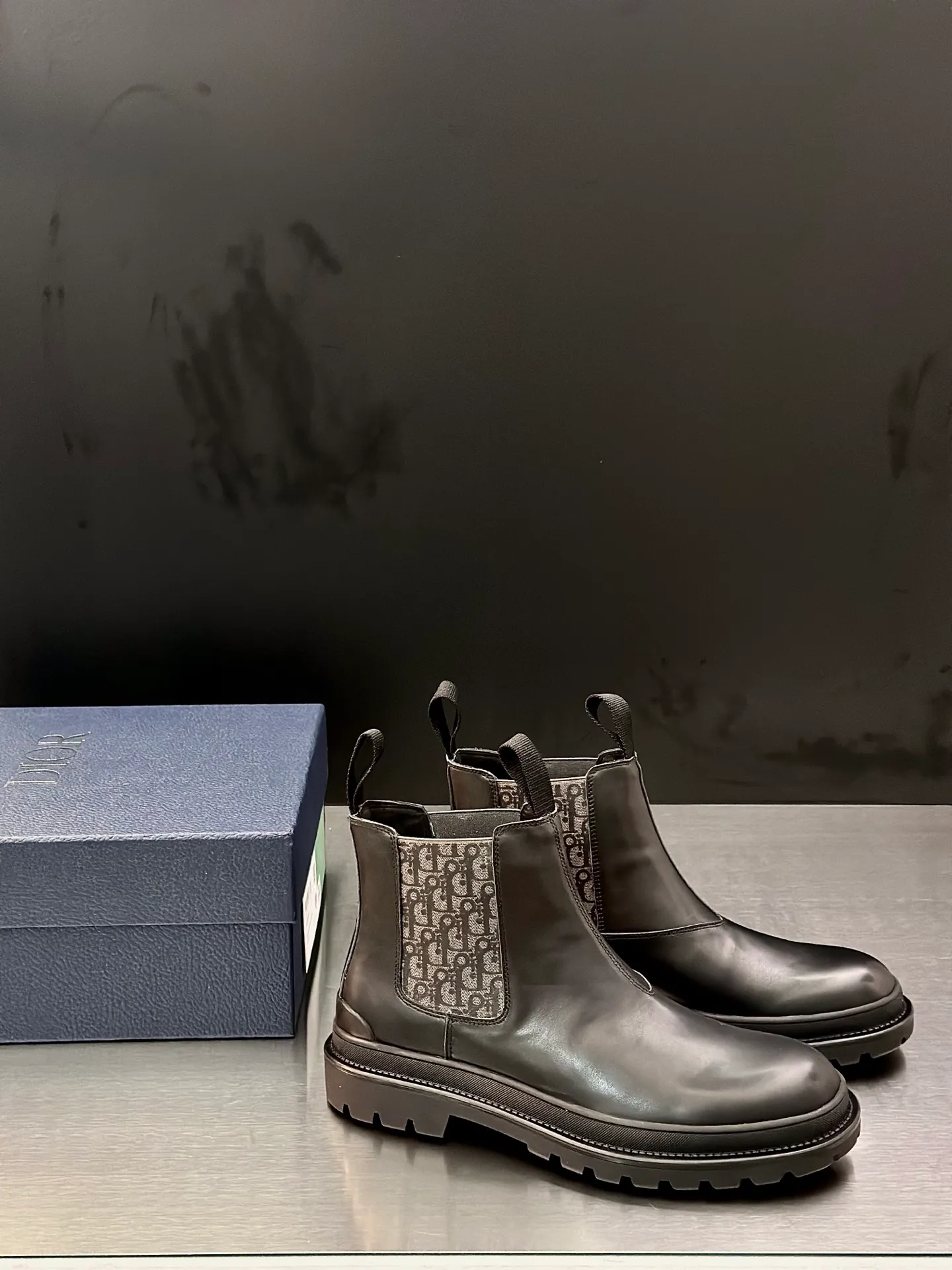Men's shoes 💰920 Dior Dior high-top sneakers, top-quality goods produced in Dongguan, show version, leading counter trial style, Nappa cowhide material, light and breathable, soft and comfortable, easier to put on and take off, calfskin leather edging, distinctive sports style, genuine leather tongue Dior letter badge, showing the brand style, lightweight embossed pattern rubber sole, light and genuine leather feet, with original packaging Size: 39-40-41-42-43-44 (45, 46 customized) leather shoe size